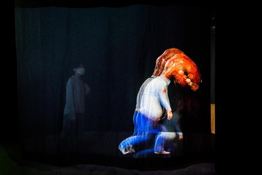 【駁二】體感科技將看展民眾幻化成《怪物社會》中的怪物呈現在投影中