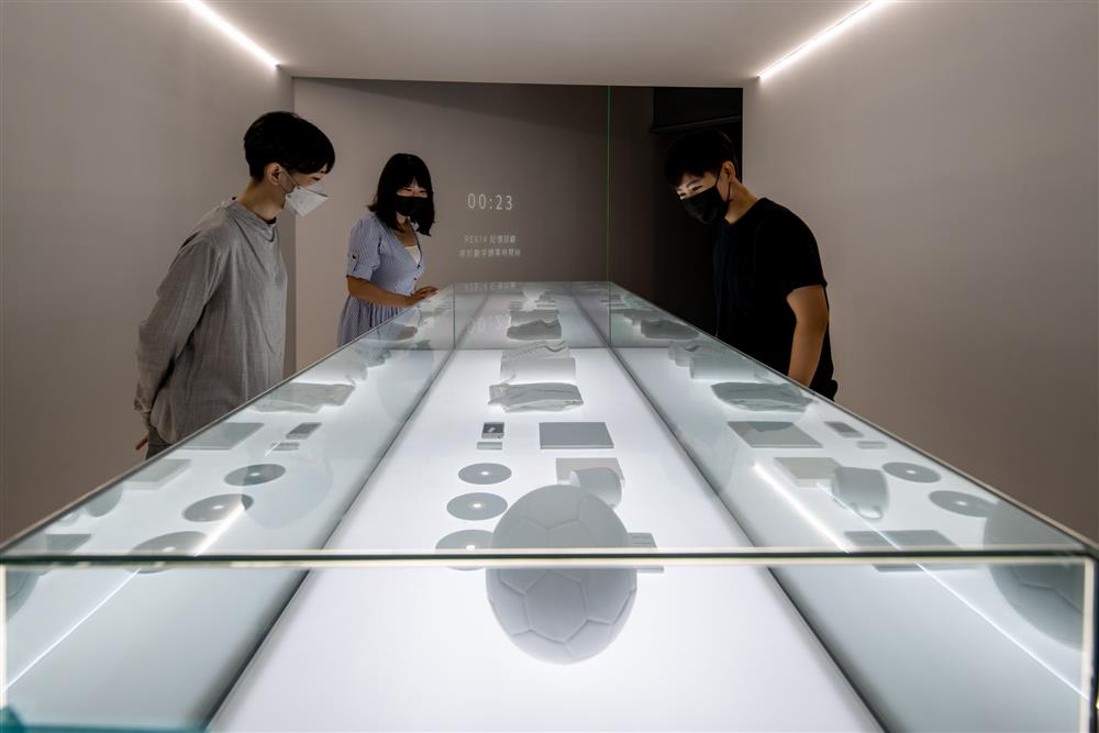 【駁二】「擬態A.I.怪物」陳列《記憶的怪物》主角已故親人的珍貴遺物，並結合燈光展演呈現故事情節