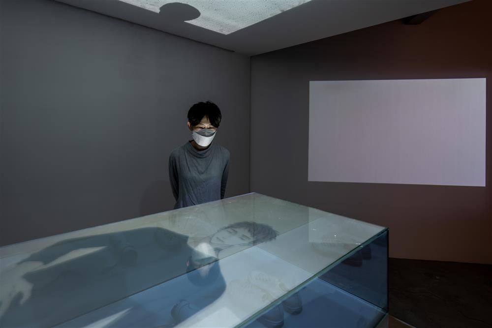 【駁二】「擬態A.I.怪物」以燈光展演呈現《記憶的怪物》中的角色及回憶片段