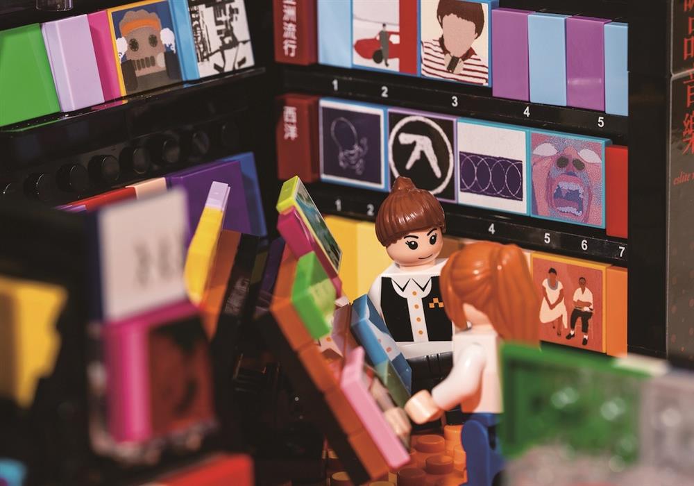 穿著白襯衫與黑背心的人偶，一眼就能辨識出是誠品店員(1)