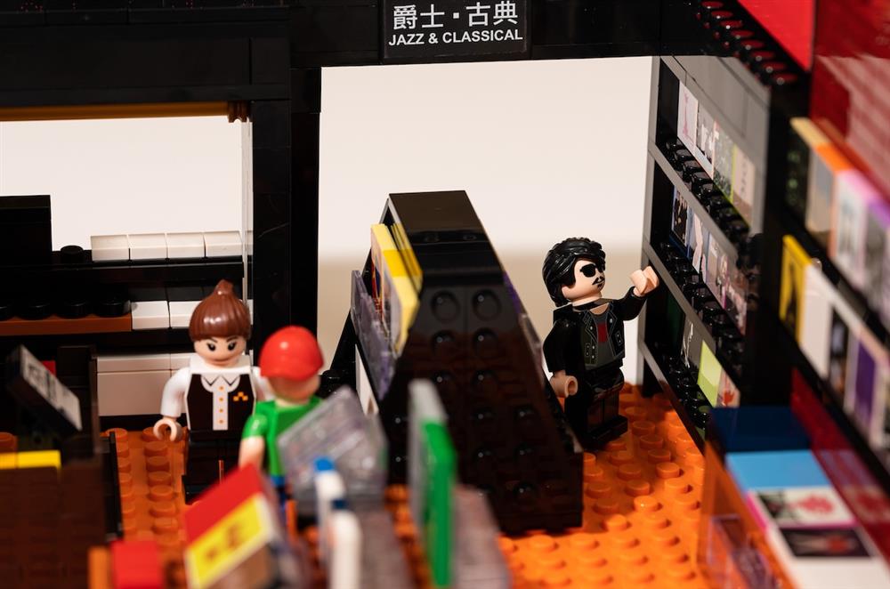 穿著白襯衫與黑背心的人偶，一眼就能辨識出是誠品店員(2)