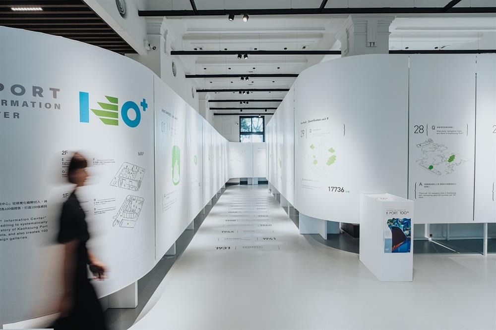 台灣設計展登入大港將高雄港的發展脈絡、觀光資訊等，透過美學編輯與設計轉譯，讓展覽化身為虛擬遊客資訊中心，也帶觀者更了解港都文化故事。