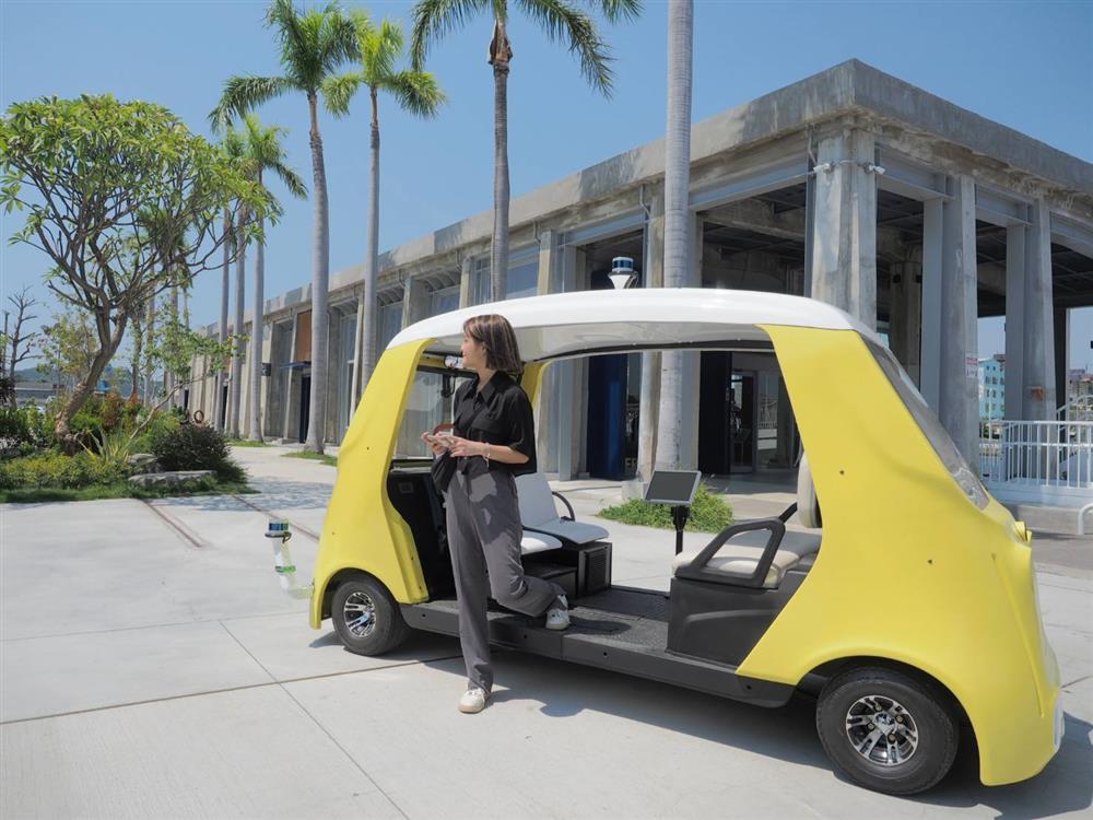 勤崴自駕車首次亮相，將作為2022台灣設計展接駁運具打造全新自駕觀光小車，適合高雄絕佳的天氣與獨特的港灣風景，透過低速自駕車接駁，帶領民眾悠閒體驗港灣風情