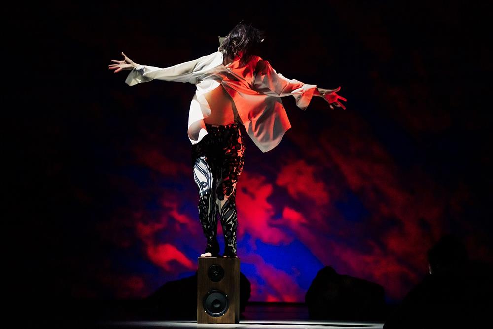 國泰雲門隨行吧 雲門戶外公演本週六臺北登場
劃開黑暗的天光 鄭宗龍《霞》映照內心世界的五彩繽紛
