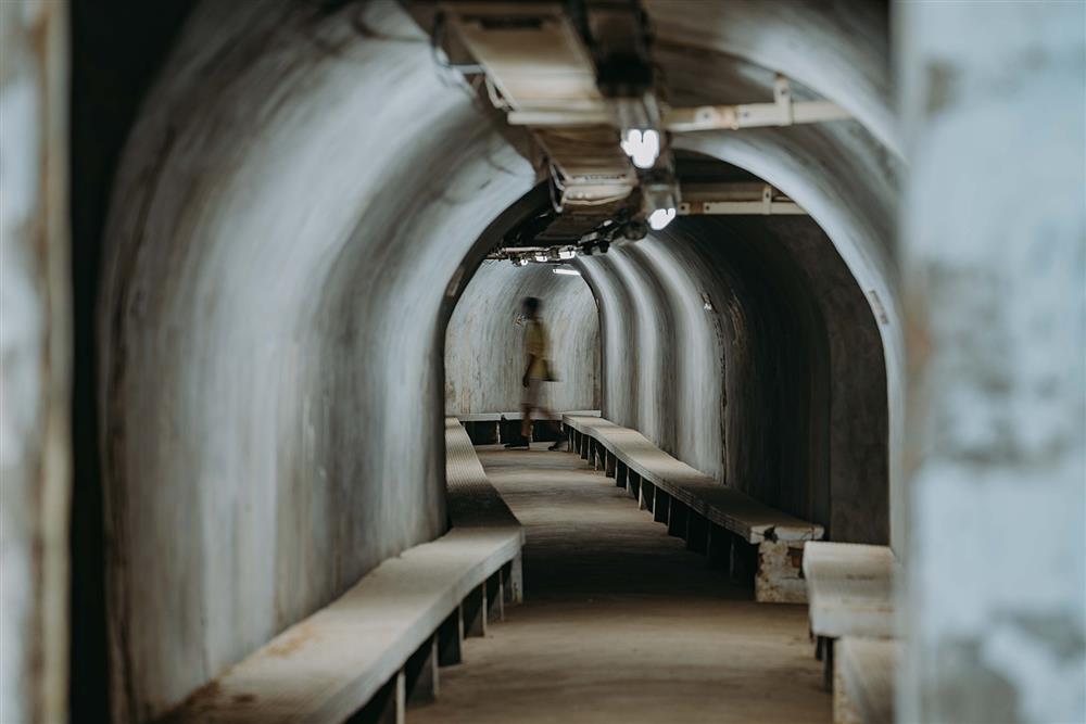 小檔8防空設施內蜿蜒曲折的通道，內含避難、行政、醫護等區域劃分