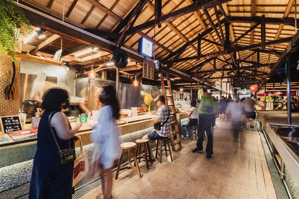 市場內更有多項燈具構成整體照明系統，建構兼顧日夜需求的照明美學。