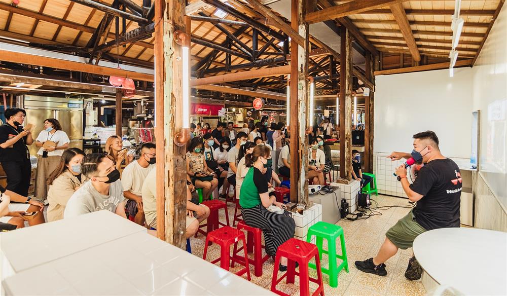 共域空間的設計以市場常見的白磚、花磚及木材為靈感，特別打造專屬燈具、可移動的家具與空間裝潢，新增「光牆區域」供資訊露出及展示宣傳品