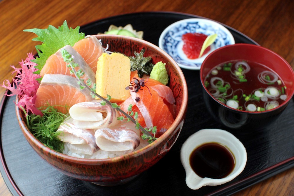 圖5:「鮭魚三種評比丼(サーモン三種食べ比べ丼)」一碗即可吃下三種口感不同的鮭魚,適合想要品嘗多種鮭魚的遊客。(圖片來源:Ⓒ熊DA) 圖5:「鮭魚三種評比丼(サーモン三種食べ比べ丼)」一碗即可吃下三種口感不同的鮭魚,適合想要品嘗多種鮭魚的遊客。(圖片來源:Ⓒ熊DA)