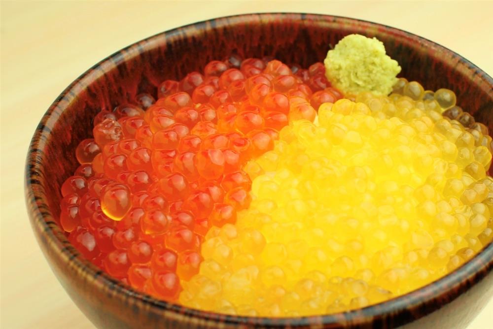 圖6:數量限定的「黃金魚卵與國產鮭魚卵丼(黄金いくらと国産いくら丼)」,是許多鮭魚迷心中的夢幻菜單!(圖片來源:Ⓒ熊DA) 圖6:數量限定的「黃金魚卵與國產鮭魚卵丼(黄金いくらと国産いくら丼)」,是許多鮭魚迷心中的夢幻菜單!(圖片來源:Ⓒ熊DA)
