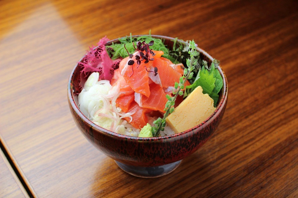圖4:「信州鮭魚丼(信州サーモン丼)」使用成長於長野縣山間清流的信州鮭魚,特色是入口即化且無土味。(圖片來源:Ⓒ熊DA) 圖4:「信州鮭魚丼(信州サーモン丼)」使用成長於長野縣山間清流的信州鮭魚,特色是入口即化且無土味。(圖片來源:Ⓒ熊DA)