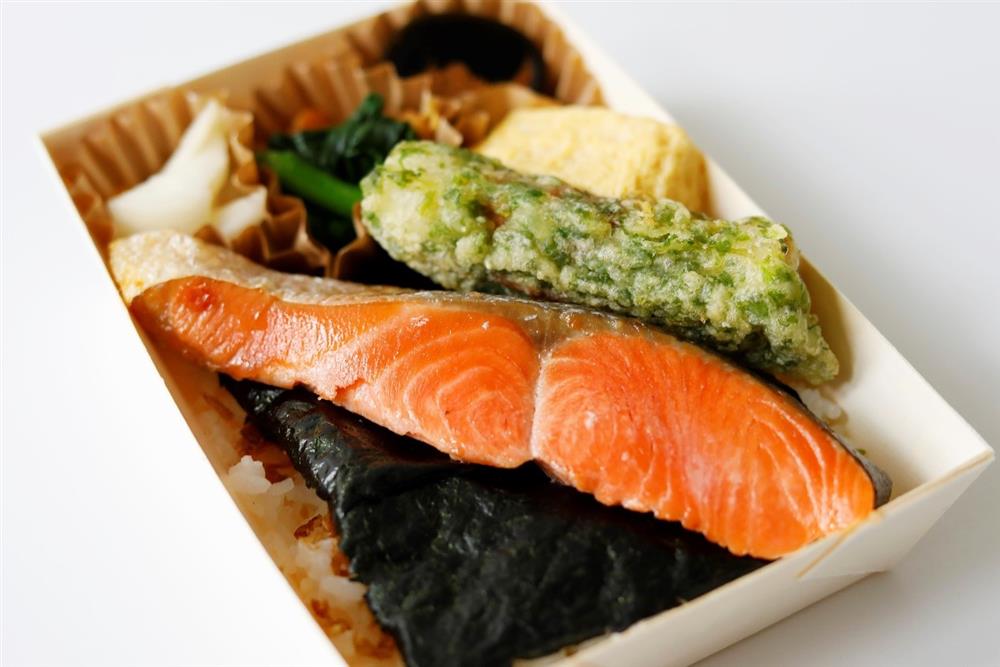 圖8:「王子的鮭魚便當(王子の鮭弁当)」所使用的鮭魚品種,依漁獲狀況來調整,不變的是鮭魚切片的霸氣厚度。(圖片來源:Ⓒ王子鮭魚) 圖8:「王子的鮭魚便當(王子の鮭弁当)」所使用的鮭魚品種,依漁獲狀況來調整,不變的是鮭魚切片的霸氣厚度。(圖片來源:Ⓒ王子鮭魚)