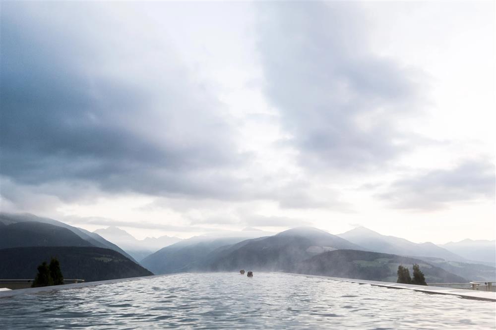 cantilevered-sky-pool-noa-hotel cantilevered-sky-pool-noa-hotel