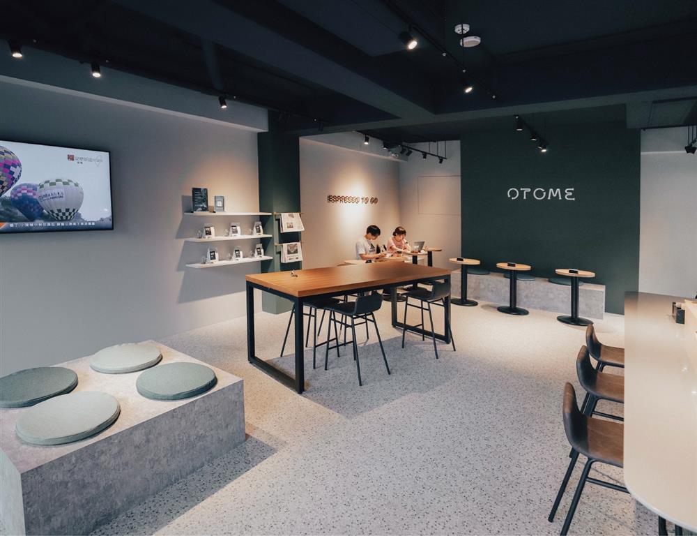 OTOME Café職人製作咖啡過程一覽無遺,店內規劃大型資訊牆面接軌國際新訊,讓人們可以放下手機、暫離紛擾、專注品味咖啡香醇時,也能同時關注世界另一端的脈動。 OTOME Café職人製作咖啡過程一覽無遺,店內規劃大型資訊牆面接軌國際新訊,讓人們可以放下手機、暫離紛擾、專注品味咖啡香醇時,也能同時關注世界另一端的脈動。