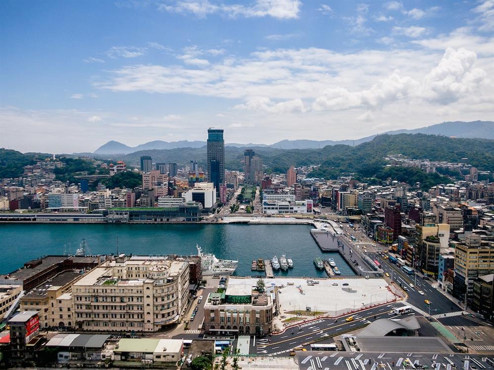 小檔2.從太平山城鳥瞰新風貌的基隆內港。攝影_ 李尚謙