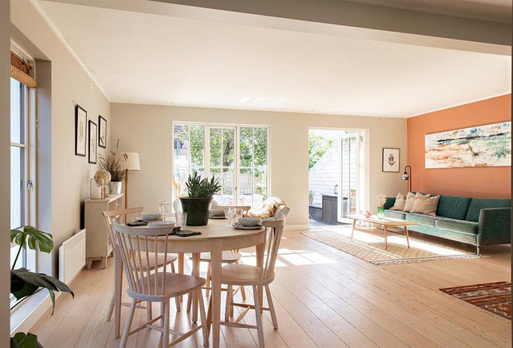 從零開始打造北歐風格的家p46-51-1幾乎不可能出現垃圾桶的北歐客廳。反觀台灣的客廳容易出現垃圾桶，是因為客廳通常有個必備品：面紙盒。北歐人則是相對沒有使用面紙的習慣，大多用廚房的餐巾紙取代，因此，客廳往往也不會出現面紙盒。