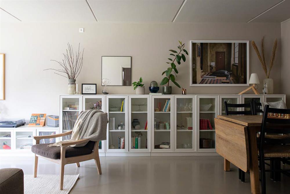 從零開始打造北歐風格的家p46-51-3既然選擇了透明的櫥櫃，櫥櫃裡擺放的東西就都該成為視線中的風景，得經歷「加法的斟酌」，而不是隨意堆疊、積累雜物；若是為了盡情儲物，就不建議選擇這樣透明的櫥櫃。