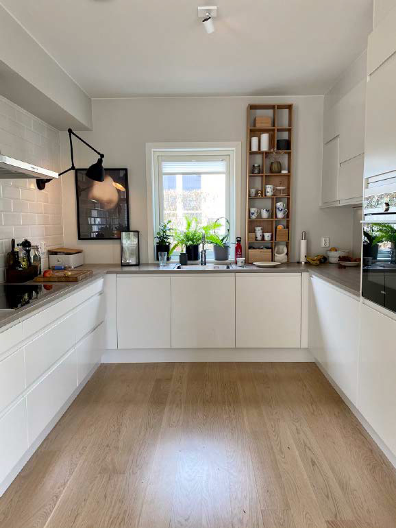 從零開始打造北歐風格的家p46-51-2挪威朋友馬汀森（Åse Marthinsen） 家中的廚房日常。此圖是我們在她家附近散步，臨時到那邊借廁所時拍攝的─是最真切、沒有特別收拾過的生活光景。亮晃晃的菜刀已經擦乾收了起來，映入眼簾的都是美觀好看的日用品。