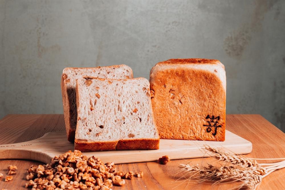 裸麥核桃生吐司$110 / 單片  $220 / 單顆