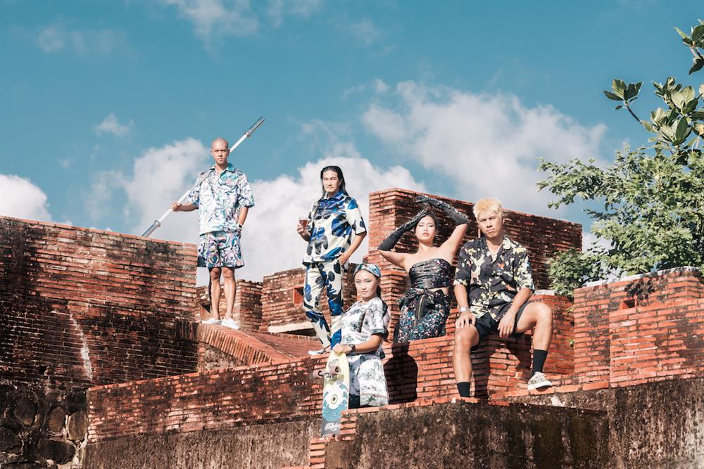 Daniel Wong以半島民謠、常民文化、環境文化規劃出一場在古城上的時裝秀「島嶼狂想曲」