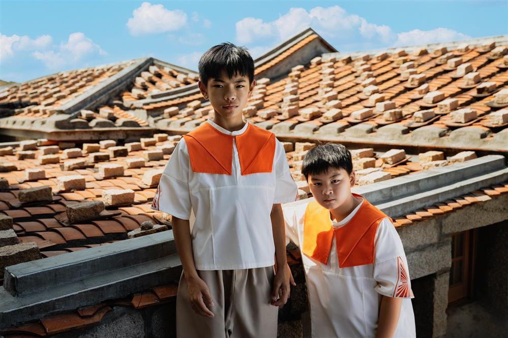 馬祖兒童合唱團上的橘色是風燈發出的光芒，是祝福火光