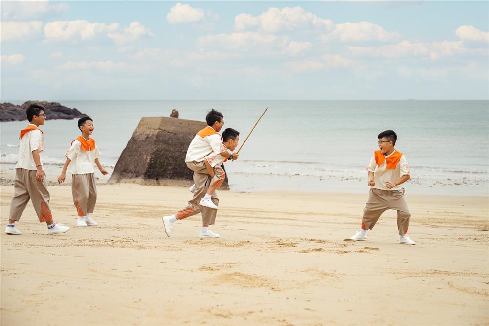 選用白米色衣服，除了代表匯聚的光明，也代表孩童的純真與無限可能