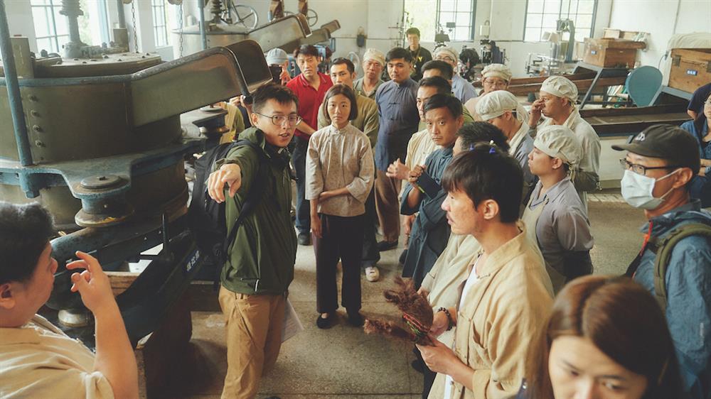 公視時代生活劇_茶金_工作照_導演指導日光茶場群戲_DSC3570-tea10937林君陽指導日光茶場群戲。 公視時代生活劇_茶金_工作照_導演指導日光茶場群戲_DSC3570-tea10937林君陽指導日光茶場群戲。