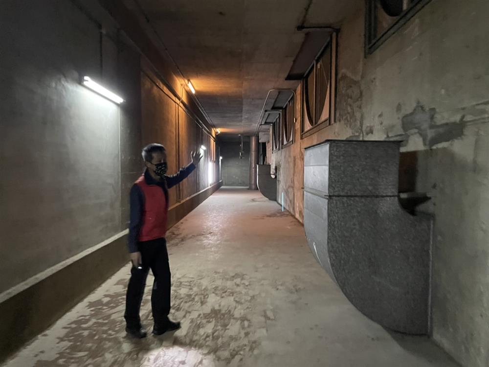 S__90832903劇場達人李萬章(工務暨安全部機電組組長)，以資深的場館經歷，實際深入戲劇院的各個樓層密道，帶著各位感受屋頂空調裝置的奧秘以及兩廳院夜間照明的魔幻時光。