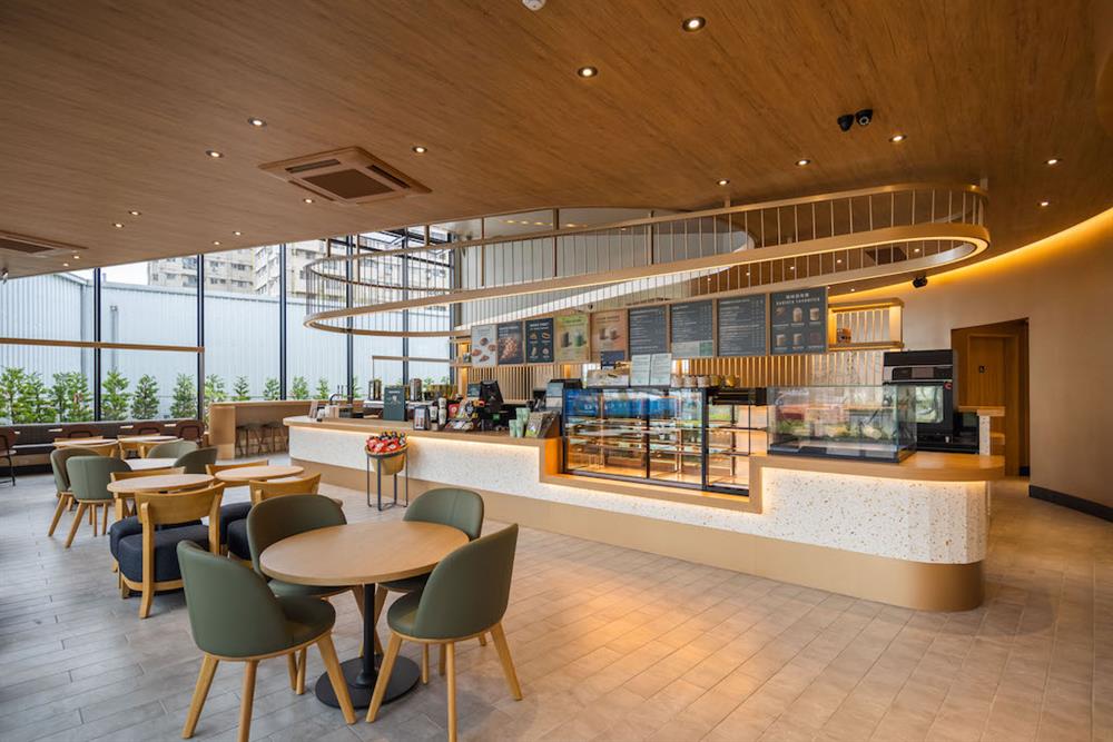 星巴克頭份中央門市內,發想自頭份當地的「中港溪大河戀自行車道」,以門市入口當作自行車道的起點,走入門市,彎曲的牆面及圓弧的吧檯,彷彿就像是中港溪蜿蜒的溪流,帶領顧客走向門市的各個角落;天花設計以亮色木皮作為天花板面材及隔柵金屬造型環繞整個吧檯,藉由不同光線層次及明亮變化,讓顧客彷彿置身於陽光和煦、波光粼粼的空間感受。 (2) 星巴克頭份中央門市內,發想自頭份當地的「中港溪大河戀自行車道」,以門市入口當作自行車道的起點,走入門市,彎曲的牆面及圓弧的吧檯,彷彿就像是中港溪蜿蜒的溪流,帶領顧客走向門市的各個角落;天花設計以亮色木皮作為天花板面材及隔柵金屬造型環繞整個吧檯,藉由不同光線層次及明亮變化,讓顧客彷彿置身於陽光和煦、波光粼粼的空間感受。 (2)