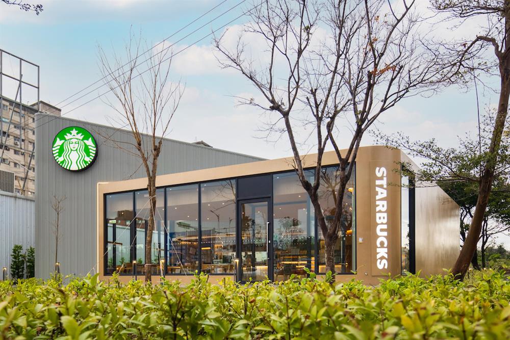 星巴克「頭份中央門市」,靈感來源來自竹苗生活圈的中港溪,過去因金紙產業而興的中港,榮景時金色陽光映照在疊疊黃金紙上,黃澄澄的街道促使金色中港的美譽不逕而走,因此門市外觀以金棕色耀眼色系呼應 (1) 星巴克「頭份中央門市」,靈感來源來自竹苗生活圈的中港溪,過去因金紙產業而興的中港,榮景時金色陽光映照在疊疊黃金紙上,黃澄澄的街道促使金色中港的美譽不逕而走,因此門市外觀以金棕色耀眼色系呼應 (1)