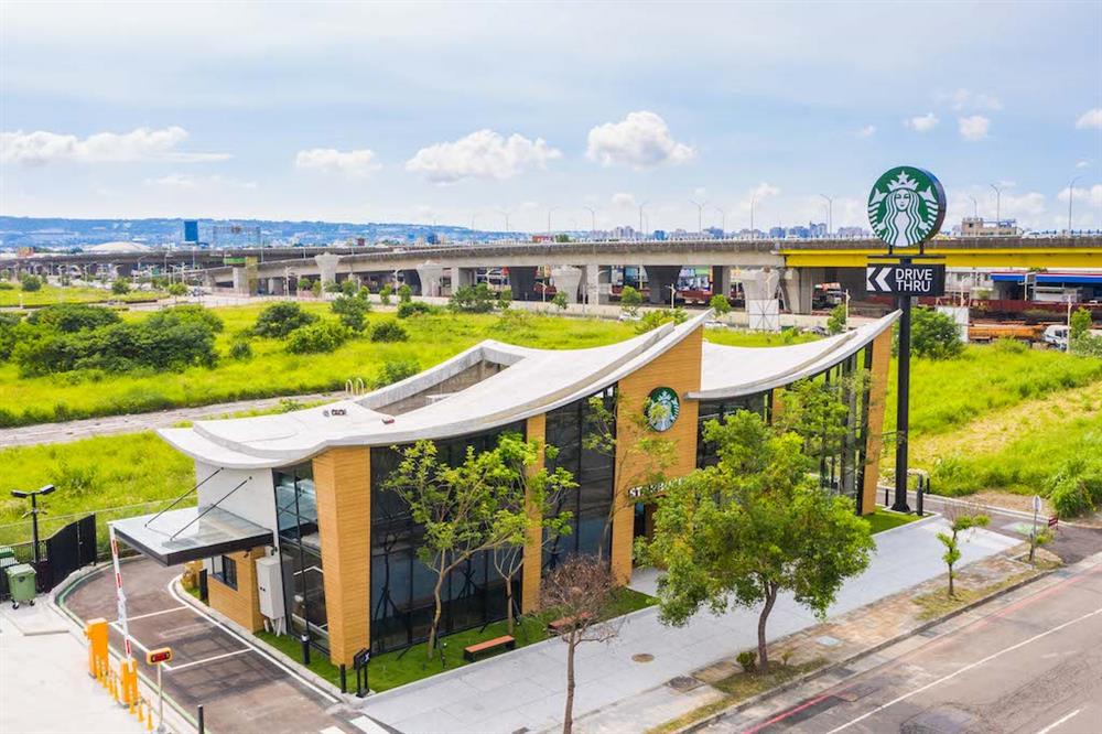 首間結合運動主題的門市,星巴克「松竹洲際門市」瞄準台中市人口最多的北屯區,星巴克進駐北屯區主要幹道松竹路,並以靈感來自鄰近洲際棒球場與台中巨蛋,門市設計以曲線、圓融、流線、棒球為設計發想,從建築物SHELL TO SHELL的概念為啟發,在殼與殼體的浮空掠影間,運用簡約輕盈的弧線創造出曲線屋頂和牆壁,與自然及周遭相互作用呼應。 (2) 首間結合運動主題的門市,星巴克「松竹洲際門市」瞄準台中市人口最多的北屯區,星巴克進駐北屯區主要幹道松竹路,並以靈感來自鄰近洲際棒球場與台中巨蛋,門市設計以曲線、圓融、流線、棒球為設計發想,從建築物SHELL TO SHELL的概念為啟發,在殼與殼體的浮空掠影間,運用簡約輕盈的弧線創造出曲線屋頂和牆壁,與自然及周遭相互作用呼應。 (2)