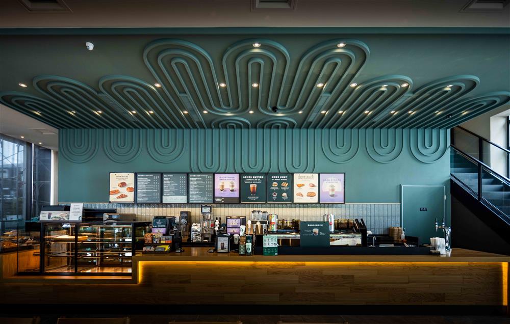 星巴克楠梓藍昌門市室內以咖啡田園風景的曲型線條為元素,延伸至2樓,同樣以咖啡莊園及田園風景內容為主的artwork,搭配整體中性色調,更呼應對面的綠樹公園 (2) 星巴克楠梓藍昌門市室內以咖啡田園風景的曲型線條為元素,延伸至2樓,同樣以咖啡莊園及田園風景內容為主的artwork,搭配整體中性色調,更呼應對面的綠樹公園 (2)