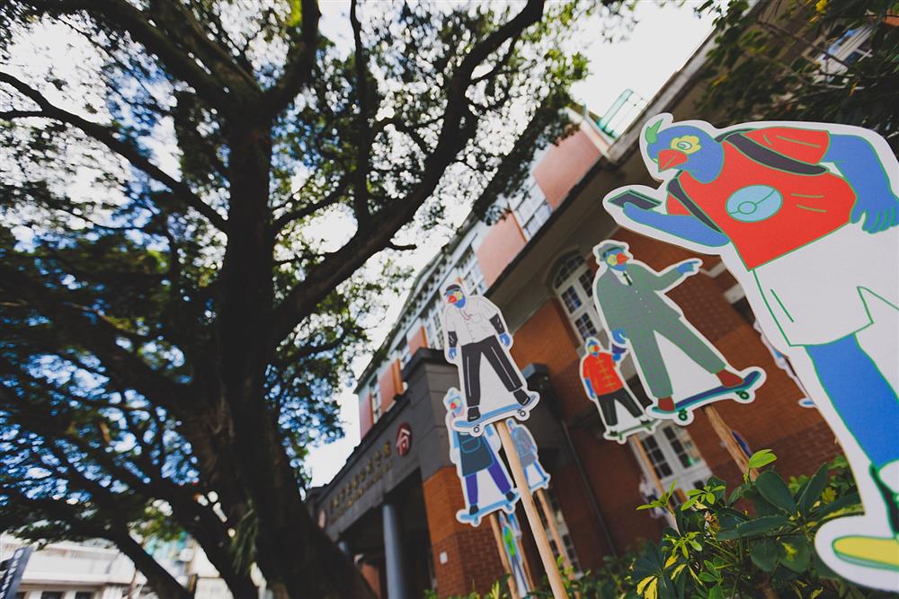 小檔2022臺北街角遇見設計〈鸚鵡人-人類研究報告(士林篇)〉張騰遠_士林公民會館_01 小檔2022臺北街角遇見設計〈鸚鵡人-人類研究報告(士林篇)〉張騰遠_士林公民會館_01