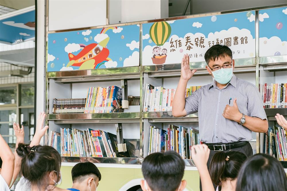 小檔文昌國小賴英杰校長前來開場 小檔文昌國小賴英杰校長前來開場