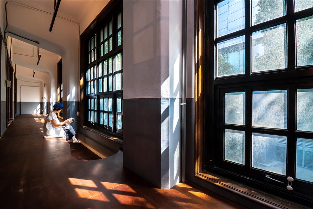 架高的地板猶如漂浮的島嶼，讓參觀的民眾感受窗外時序流動，打破大眾對於古蹟空間的既定印象。（圖／欣傳媒）