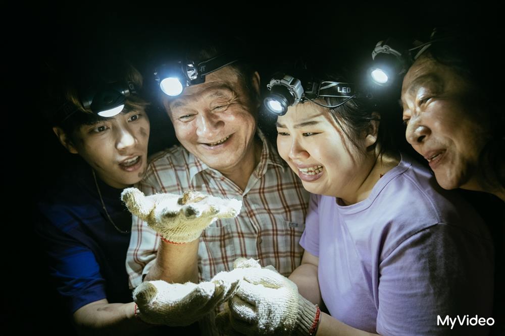 圖2:《綠島金魂》劇情描述四位各有生活困境的人組成挖金小組到綠島,期盼挖到黃金拯救失落的人生 圖2:《綠島金魂》劇情描述四位各有生活困境的人組成挖金小組到綠島,期盼挖到黃金拯救失落的人生