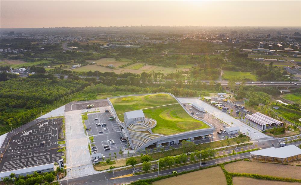 小檔台南新化果菜市場MVRDV Tainan Market 2 屋頂上鋪蓋的土壤和植被發揮了吸收冷卻的功能，為建築降溫，減少能源使用，即使在炎熱的夏天也可以帶來舒適的體感。© Shephotoerd