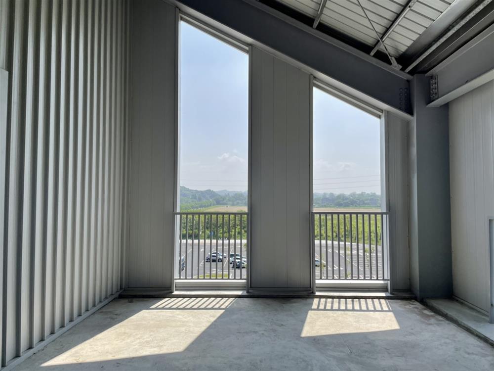 S__90931268建築挑高且四面通透，提供了各方向的通風