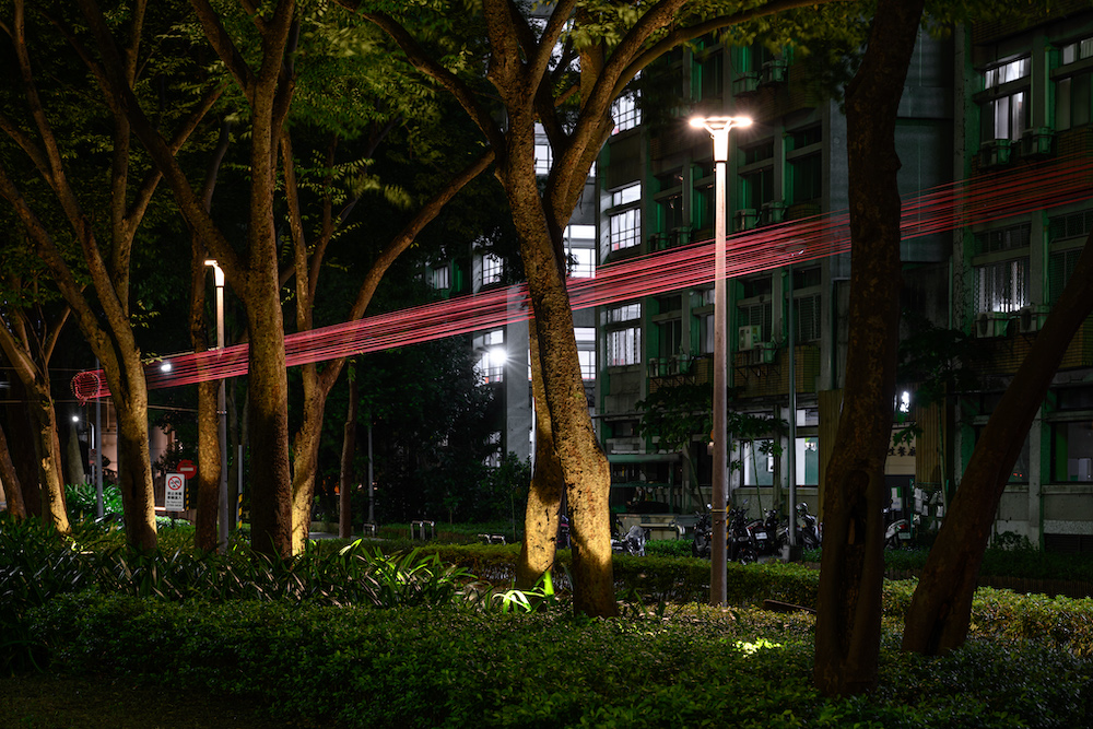 作品《圖針》以鮮亮的「線索」形象，穿梭於忠泰美術館周邊的公共場域—瑠公圳公園一隅©忠泰美術館 (1)