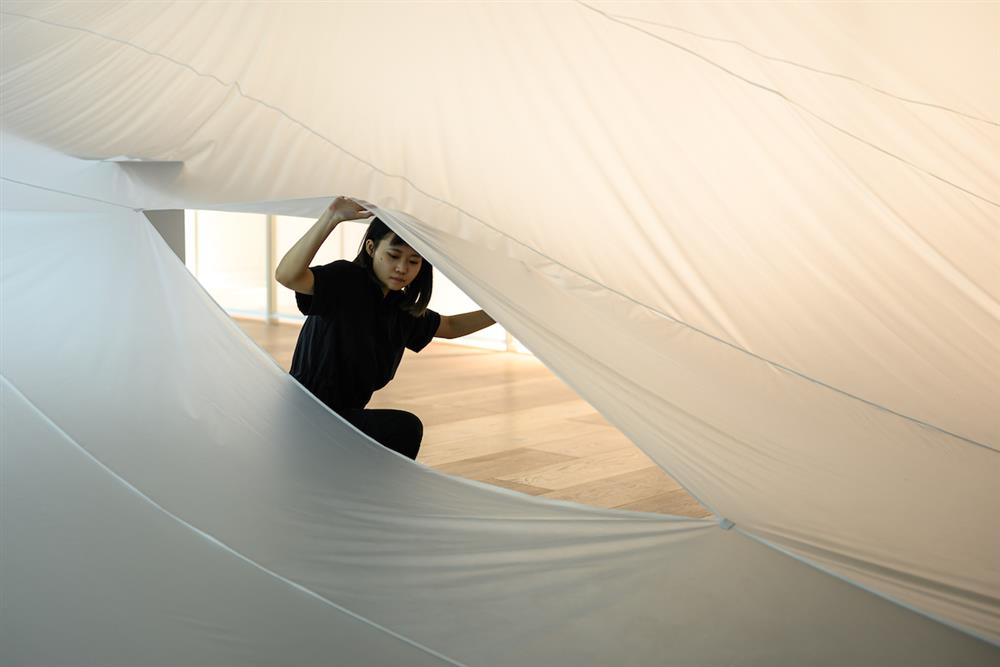 策展人黃姍姍表示，「感知」，是一種看不見卻真實存在並難以言喻的感受與察覺，超越慣常的文字語言與知識體系©忠泰美術館 (1)