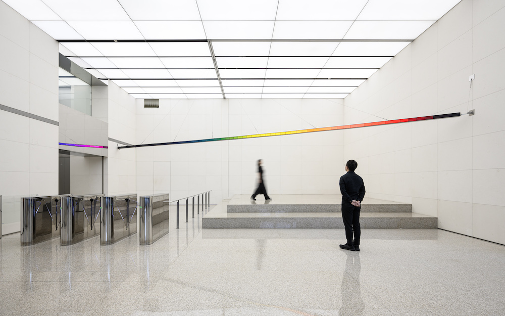 高德亮新作《游移之所》透過特殊膜料的光學特性與人的行動路徑構成此件探討領域界線的作品 ©忠泰美術館 (6)