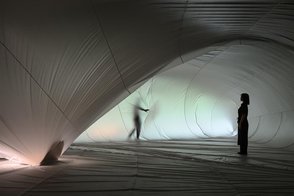 忠泰美術館《感知現場》第一次打開館內天井空間，建造可步登的天井樓梯©忠泰美術館 (2)