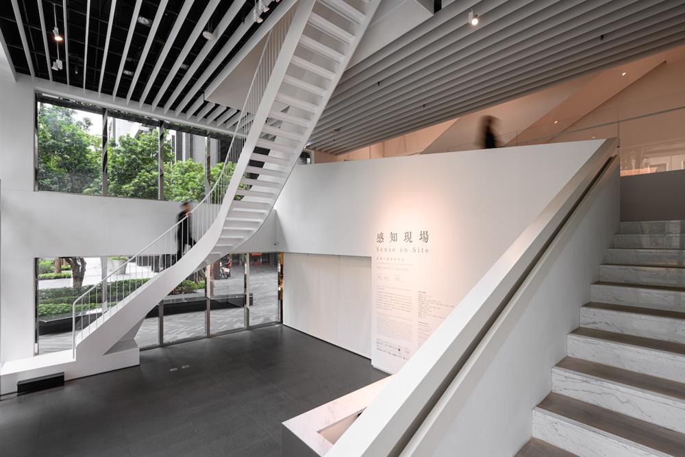 忠泰美術館《感知現場》第一次打開館內天井空間，建造可步登的天井樓梯©忠泰美術館 (3)