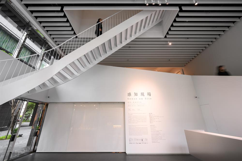 忠泰美術館《感知現場》第一次打開館內天井空間，建造可步登的天井樓梯©忠泰美術館 (1)