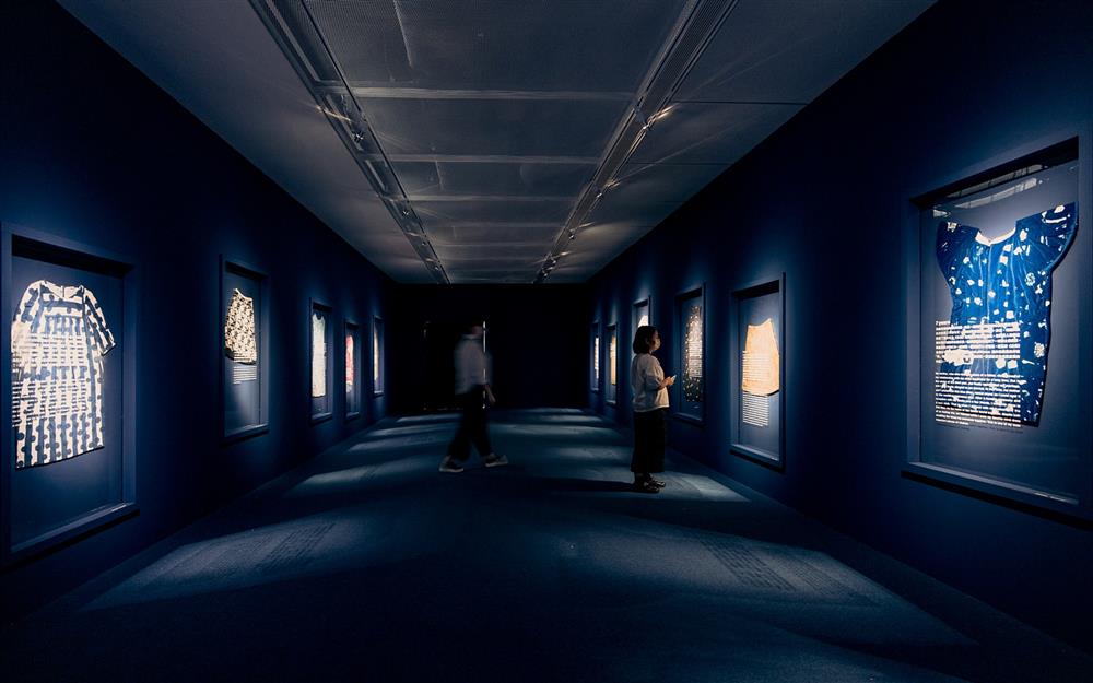 小檔高美館《TSUZUKU》展區之一〈土〉_1〈土〉聚焦在服裝與擁有者的關係,展出持有者的愛用服裝以及他們與衣服之間的點滴故事 小檔高美館《TSUZUKU》展區之一〈土〉_1〈土〉聚焦在服裝與擁有者的關係,展出持有者的愛用服裝以及他們與衣服之間的點滴故事