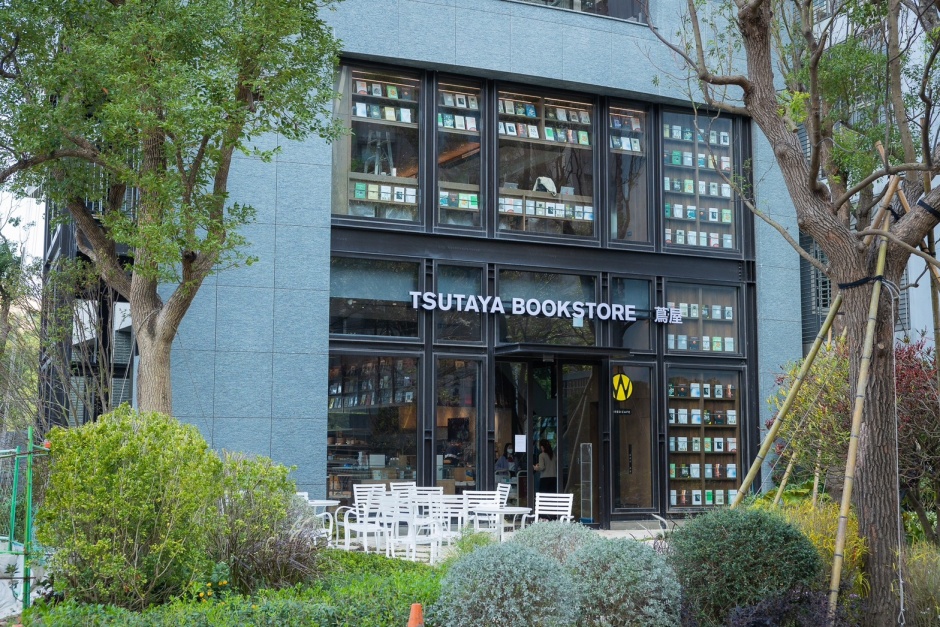 小檔TSUTAYABOOKSTORE竹北樹海店隱藏在竹風樹海社區,維持品牌一貫的日式洗鍊風格,充滿氣質與品味