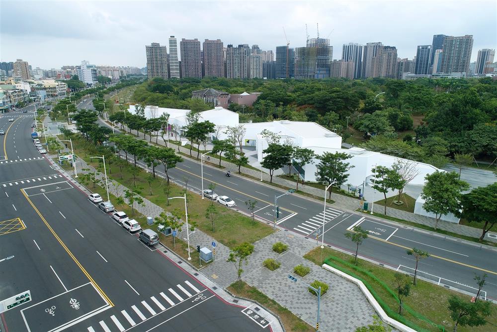高雄內惟藝術中心座落在高美館園區西側馬卡道路與兒童美術館之間的 #內惟藝術中心 高雄內惟藝術中心座落在高美館園區西側馬卡道路與兒童美術館之間的 #內惟藝術中心