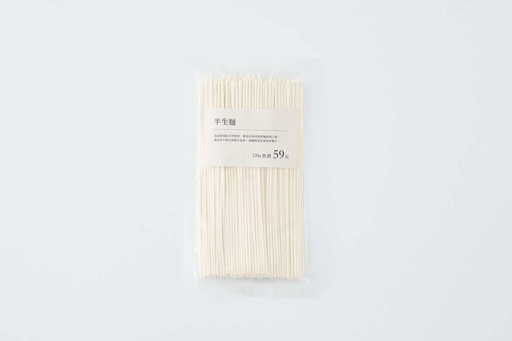 半生麵,59元:透過特殊配方與製程,創造出如同新鮮麵條的口感,獨到的半圓切面製作技術,讓麵條更容易吸附醬汁。 半生麵,59元:透過特殊配方與製程,創造出如同新鮮麵條的口感,獨到的半圓切面製作技術,讓麵條更容易吸附醬汁。