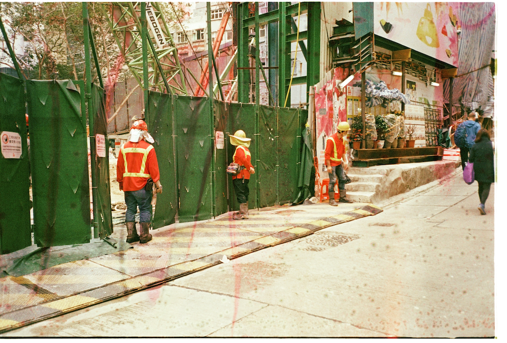 蔣雅文，攝影作品蜉蝣利用Film Soup 手法，以高溫浸泡刻意破壞底片感光塗層，以獲得無法預知的結果。這次加入飲料配方調味，再以福字麵作尾_01