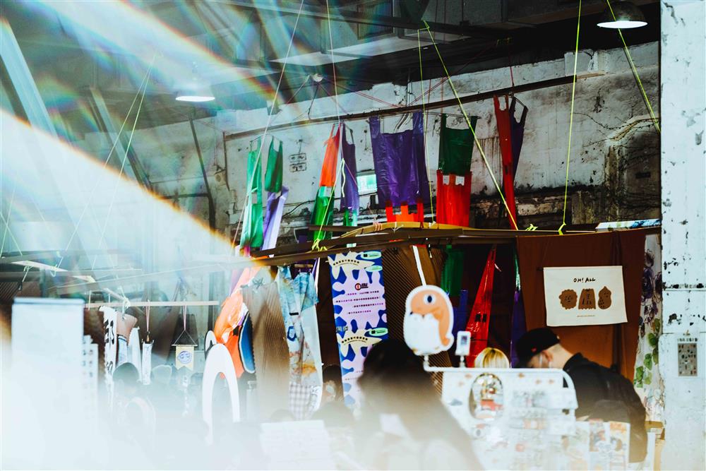 2022草率季現場照片_16經過疫情停辦一年，邁入第六屆的草率季帶著飽滿的能量回來了！第六屆草率季（Taipei Art Book Fair）將在11/4-11/6於華山1914文化創意產業園區舉辦（成立至今共七年，中間因疫情停辦一年）