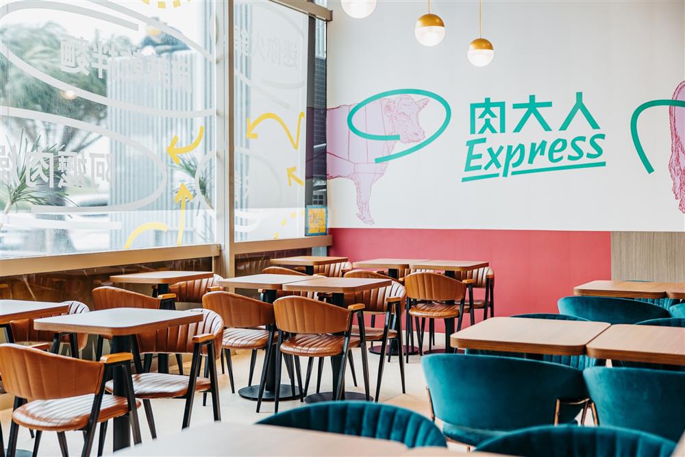 肉大人快餐Express_室內靠窗位置 001復興空廚於2021年收購「肉大人肉舖火鍋」後，技轉央廚出品最符合安全法規又美味的系列商品，2022年將其品牌延伸打造「肉大人Shabu」、「肉大人快餐店Express」、「肉大人麵店MD」，未來預計在台灣北中南朝多店發展。